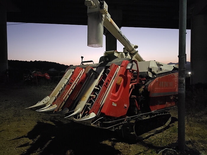 A kind of tractor machine that harvests rice