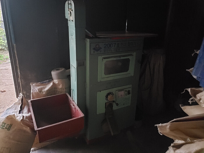 Rice peeling machine