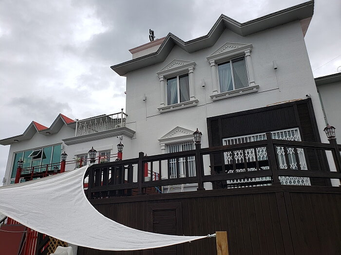 Pension next to a café with a wooden deck outside