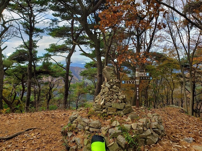 Rocks stacked at Yeonhwasan Peak 1