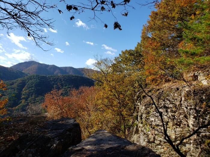 Steep drop-offs at the edge of rocky cliffs on a sunny autumn mroning