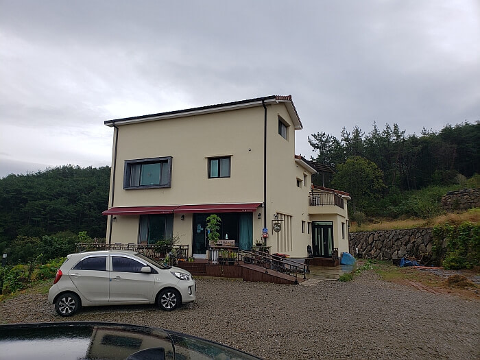 The building of Café Ludia and its gravel parking lot