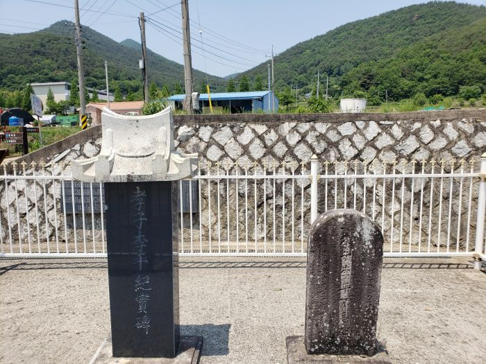 Gravestones of Pyeong Lee at a village entrance in Goseong, Gyeongnam, Korea