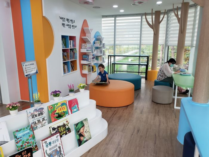 A children's library on the second floor of the Goseong Ecology Learning Center in Korea