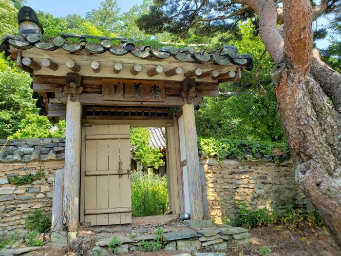 The old wooden gate to the house of Korean scholar, poet, and patriot Choi Wu-sun