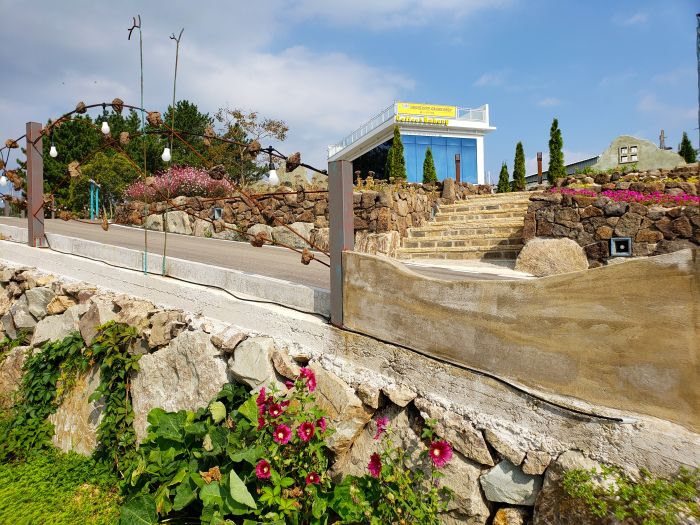 A flower garden and steps outside in front of Crepe Lion in Korea