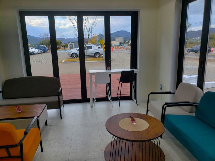 Cushioned seating around windows with mountains in the background