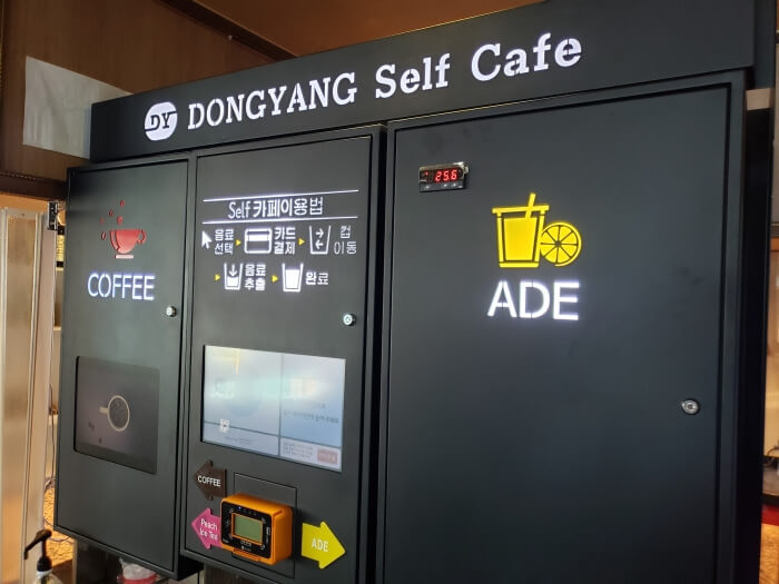 Muin self-café machine that takes credit cards and dispenses beverages