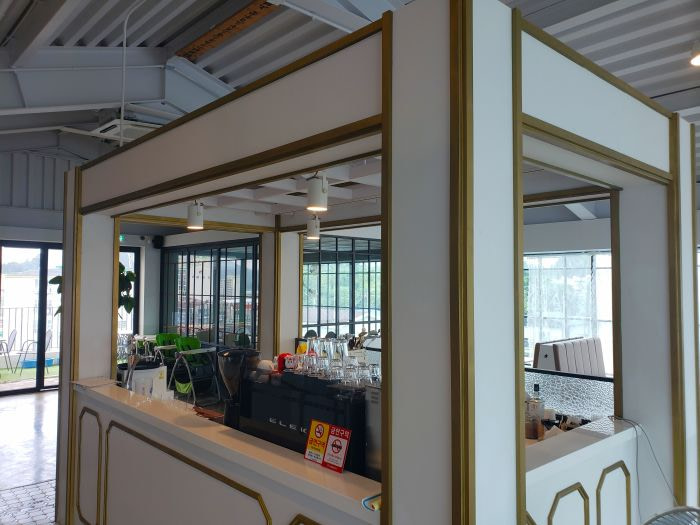 Bar "island" in the middle of the restaurant