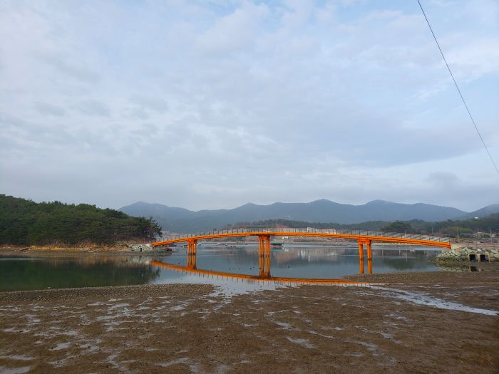 The bridge to Boli Island at low tide