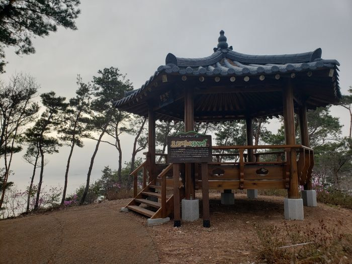 A gazebo at the far end of Boli Island