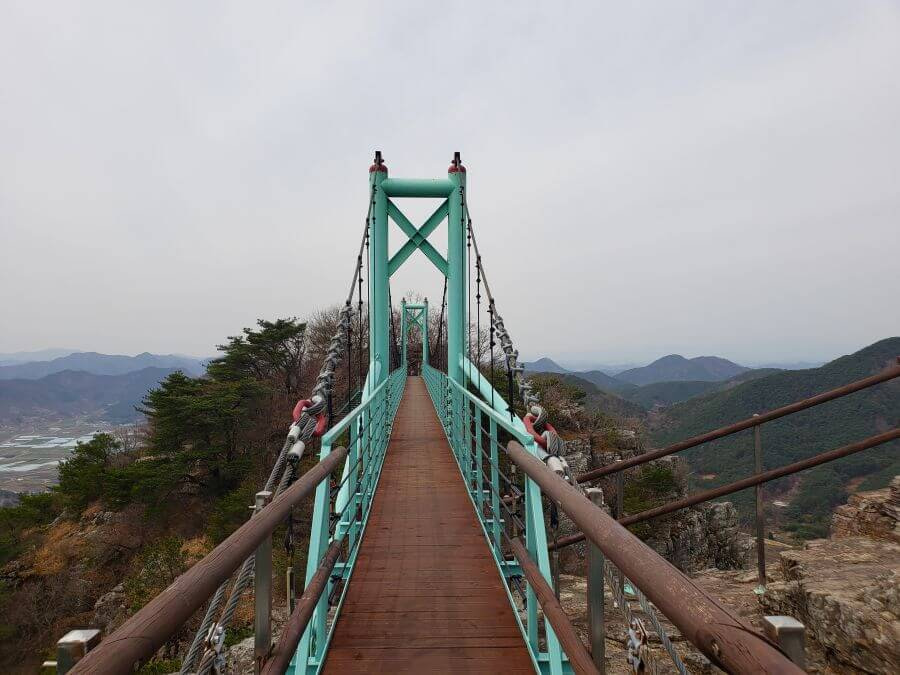 Facing the Jeokseoksan suspension bridge