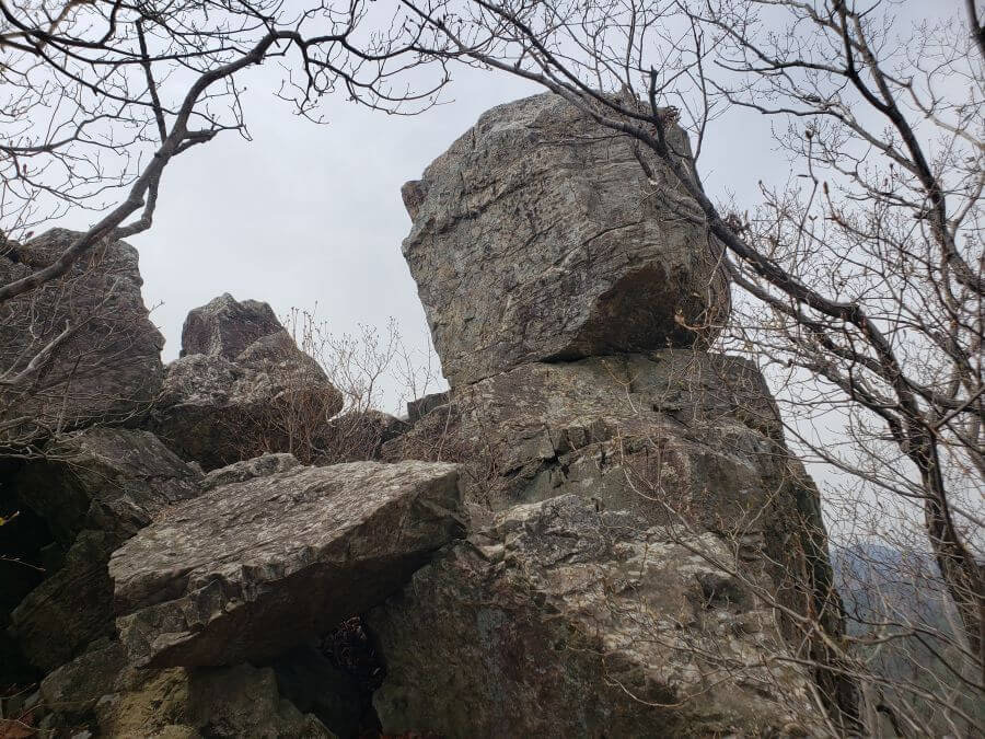 Large rocks around Jeokseoksan