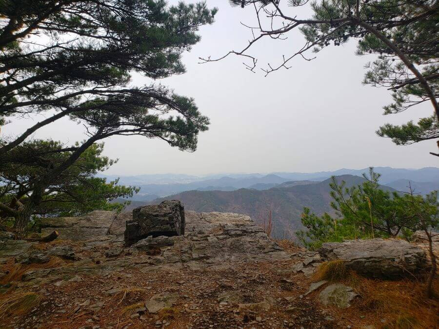A rocky ledge at Guksubong Peak