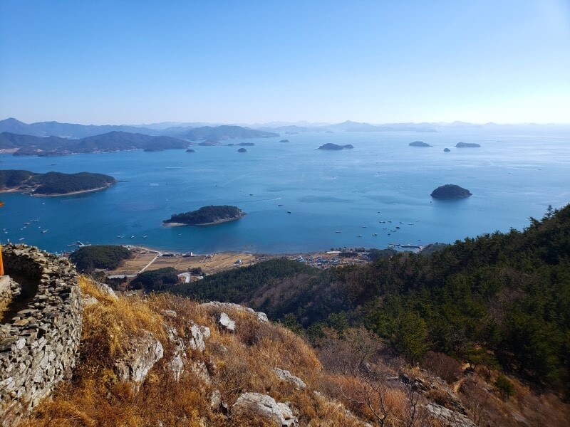 The rocky slope of Jwaisan Mountain and islands in the sea